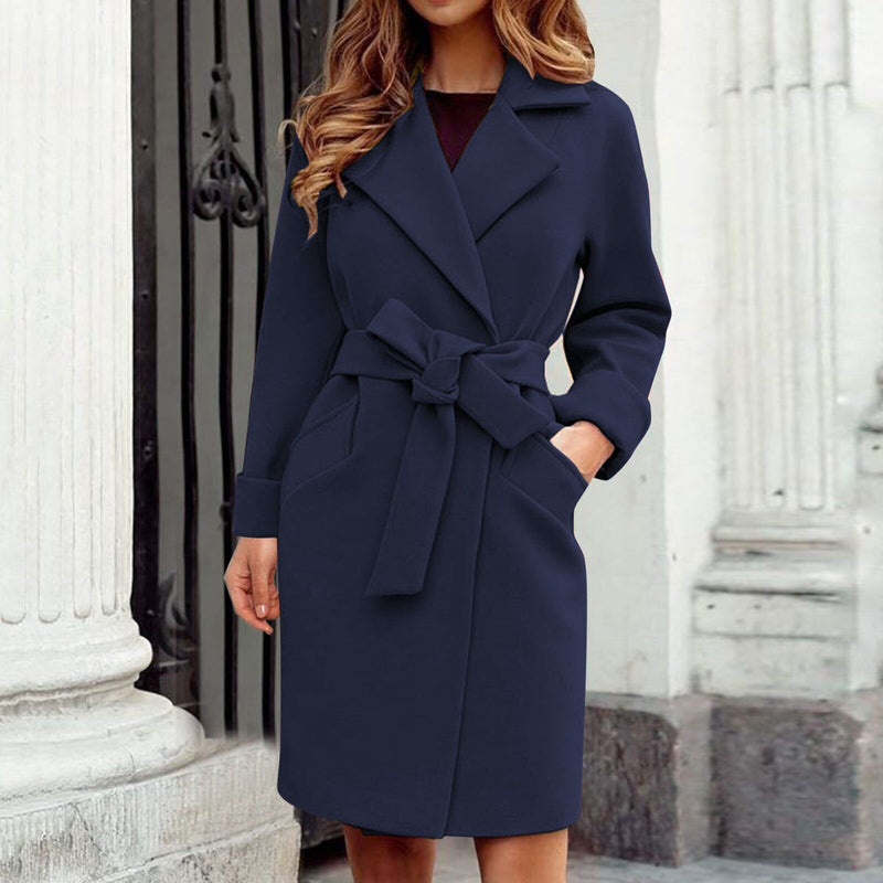 Damenmantel dunkelblau, eleganter Trenchcoat, Gürtel, Herbstmode, stilvoll, knielang
