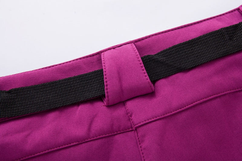 Magenta Hose mit schwarzem Gürtel, Nahaufnahme, modische Damenbekleidung, Baumwollstoff.