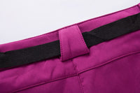 Magenta Hose mit schwarzem Gürtel, Nahaufnahme, modische Damenbekleidung, Baumwollstoff.
