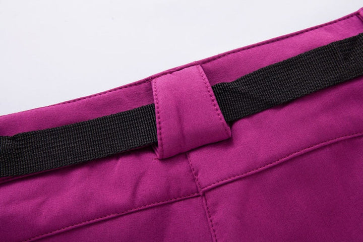 Magenta Hose mit schwarzem Gürtel, Nahaufnahme, modische Damenbekleidung, Baumwollstoff.
