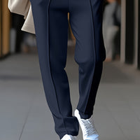 Schwarze Damenhose, elegant, aus Stoff, kombiniert mit weißen Sneakern, modisch, urbaner Stil.