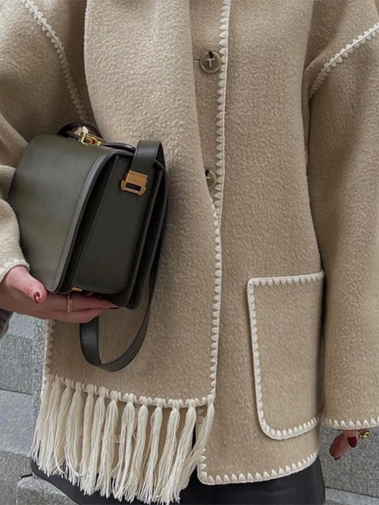 Eleganter Damenmantel beige mit Fransen, Tasche, Knöpfen, Herbstmode, Winterjacke.