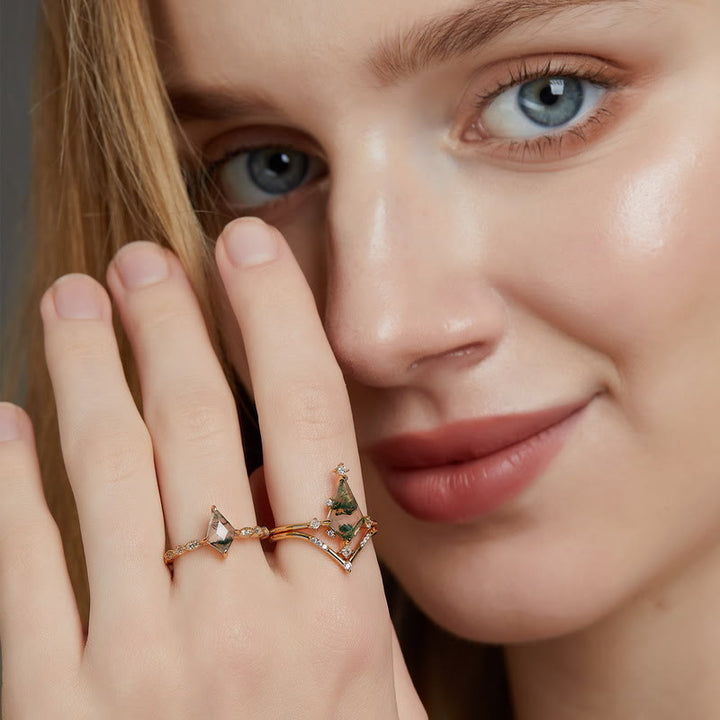 Frau mit goldfarbenem Ring, geometrisches Design, Edelsteine, Schmuckmode, Nahaufnahme.