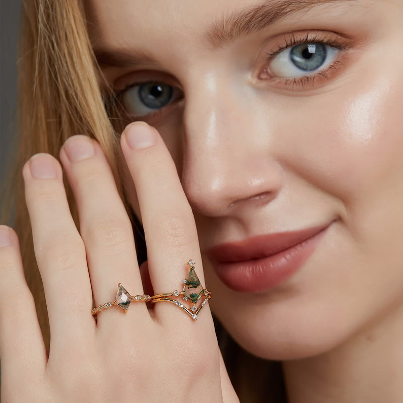 Frau mit goldfarbenem Ring, geometrisches Design, Edelsteine, Schmuckmode, Nahaufnahme.