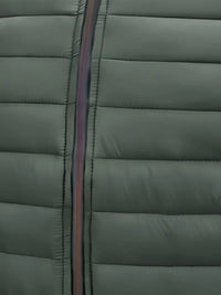 Grüne Daunenjacke mit Reißverschluss, gesteppt, warm, Wintermode, Outdoor-Bekleidung.