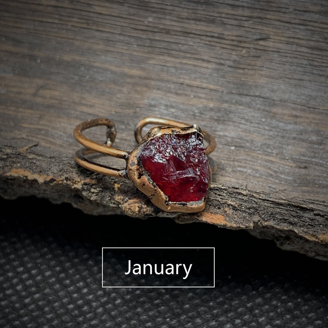 Roter Granat-Ring aus Kupfer auf Holz, handgefertigter Schmuck, Januar-Geburtsstein.