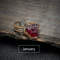 Roter Granat-Ring aus Kupfer auf Holz, handgefertigter Schmuck, Januar-Geburtsstein.