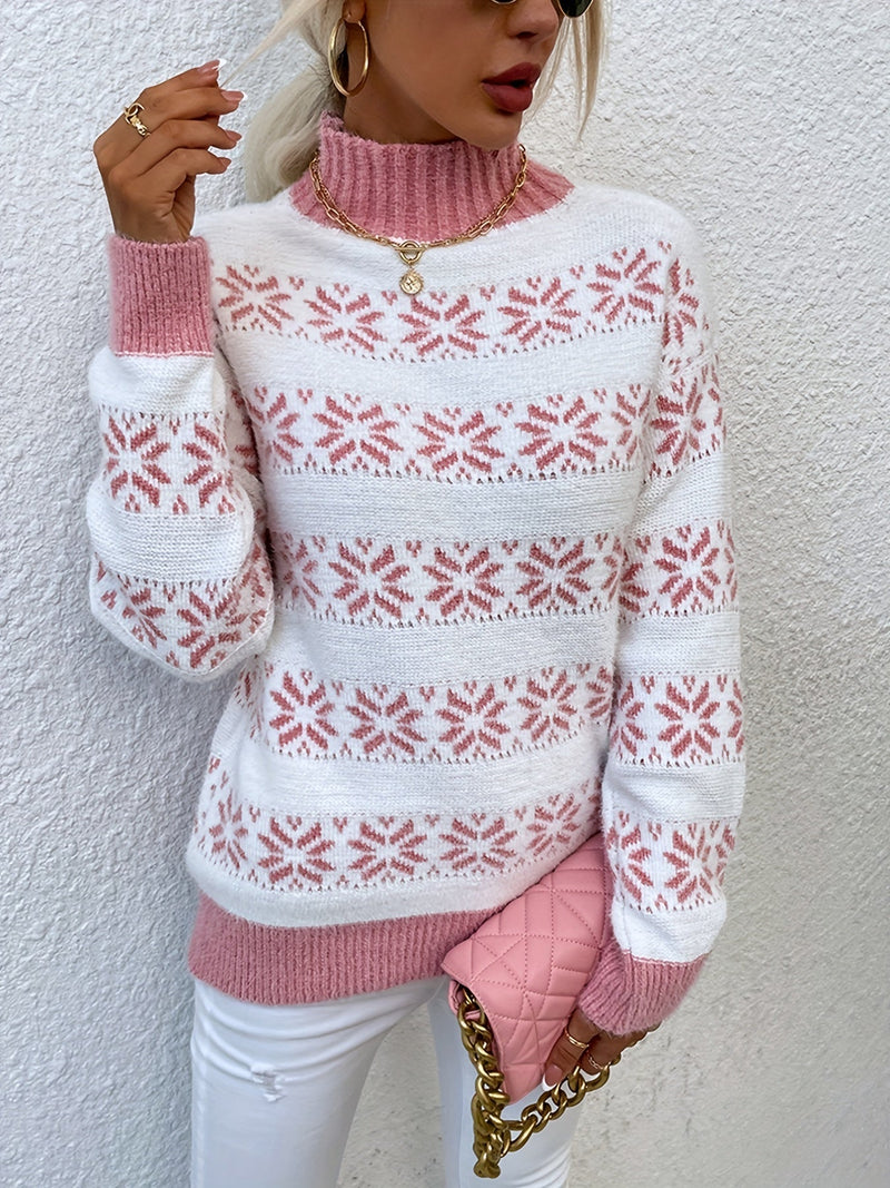 Frau in weiß-rosa Norwegerpullover, goldene Kette, rosa gesteppte Tasche, weiße Hose.