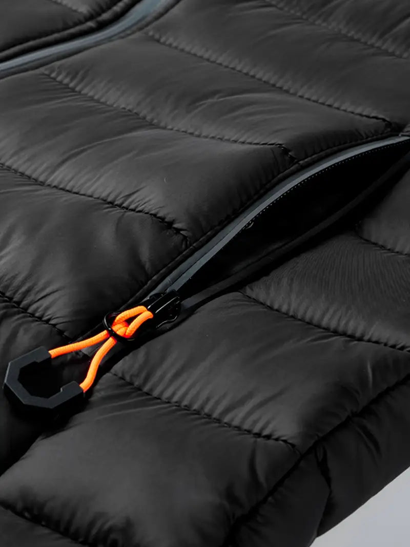 Schwarze Daunenjacke mit Reißverschluss, orange Details, gesteppte Optik, Wintermode.