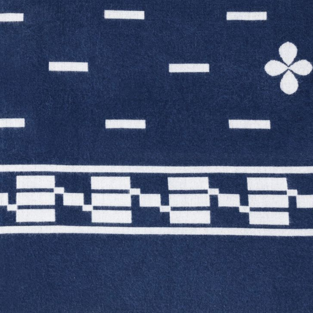 Blaues geometrisches Muster auf Stoff, weiße Linien und Formen, modernes Design, Textil.