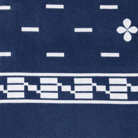 Blaues geometrisches Muster auf Stoff, weiße Linien und Formen, modernes Design, Textil.