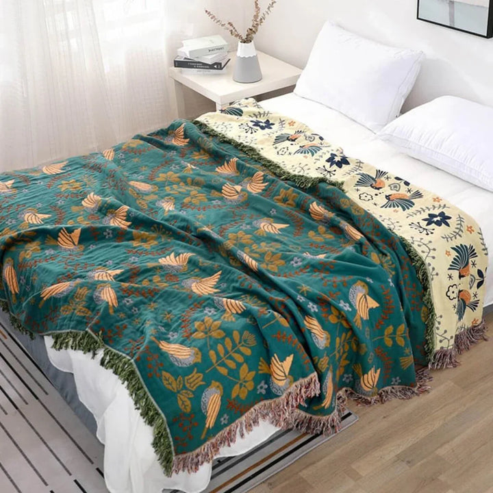 Bett mit grüner und beiger Decke, florales Muster, gemütliches Schlafzimmer, Tagesdecke Baumwolle.