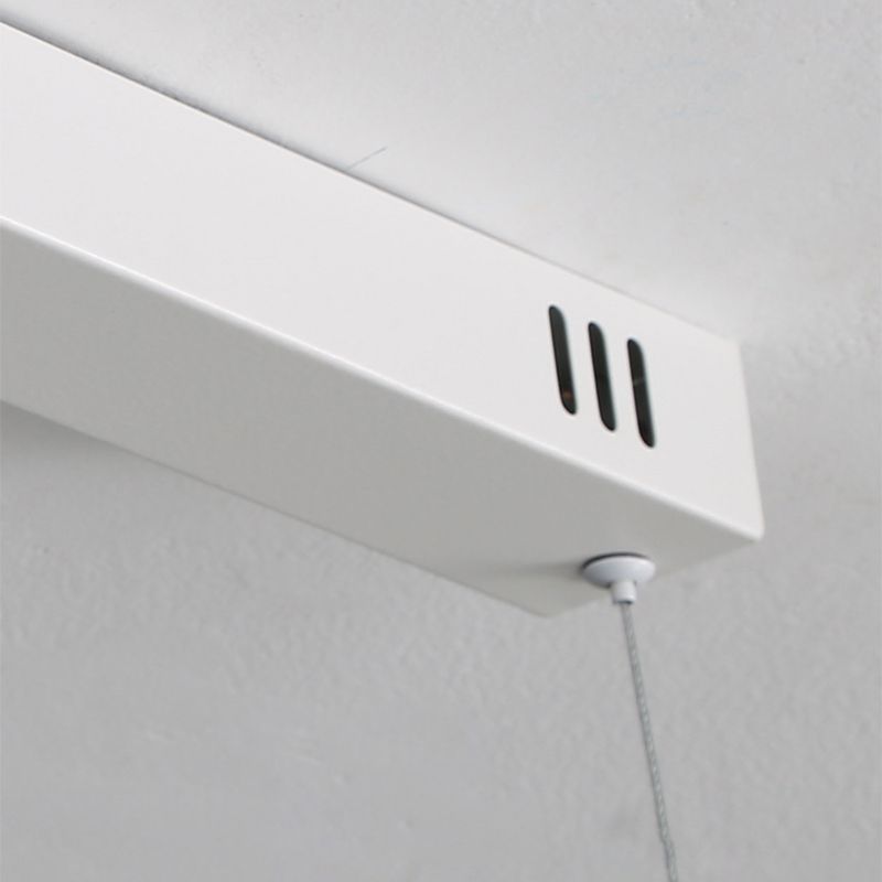 Weißer Deckenlüfter mit Zugkabel, modernes Design, energieeffizient, leise Belüftungssystem.