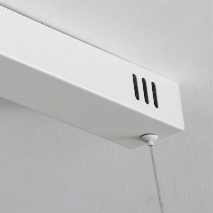 Weißer Deckenlüfter mit Zugkabel, modernes Design, energieeffizient, leise Belüftungssystem.