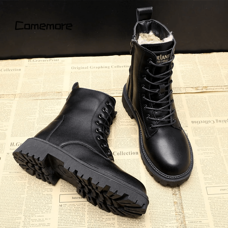 Schwarze Leder-Winterstiefel mit Fellfutter, robustes Design, rutschfeste Sohle.