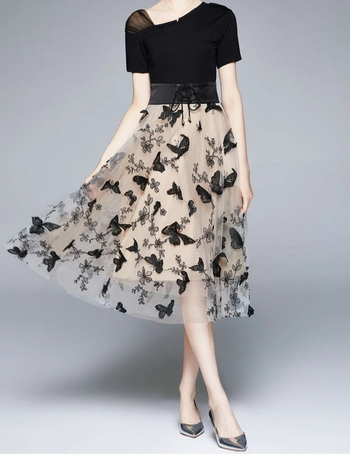 Herbstliches Midikleid aus Mesh mit Stickerei & Volantärmeln – Maila