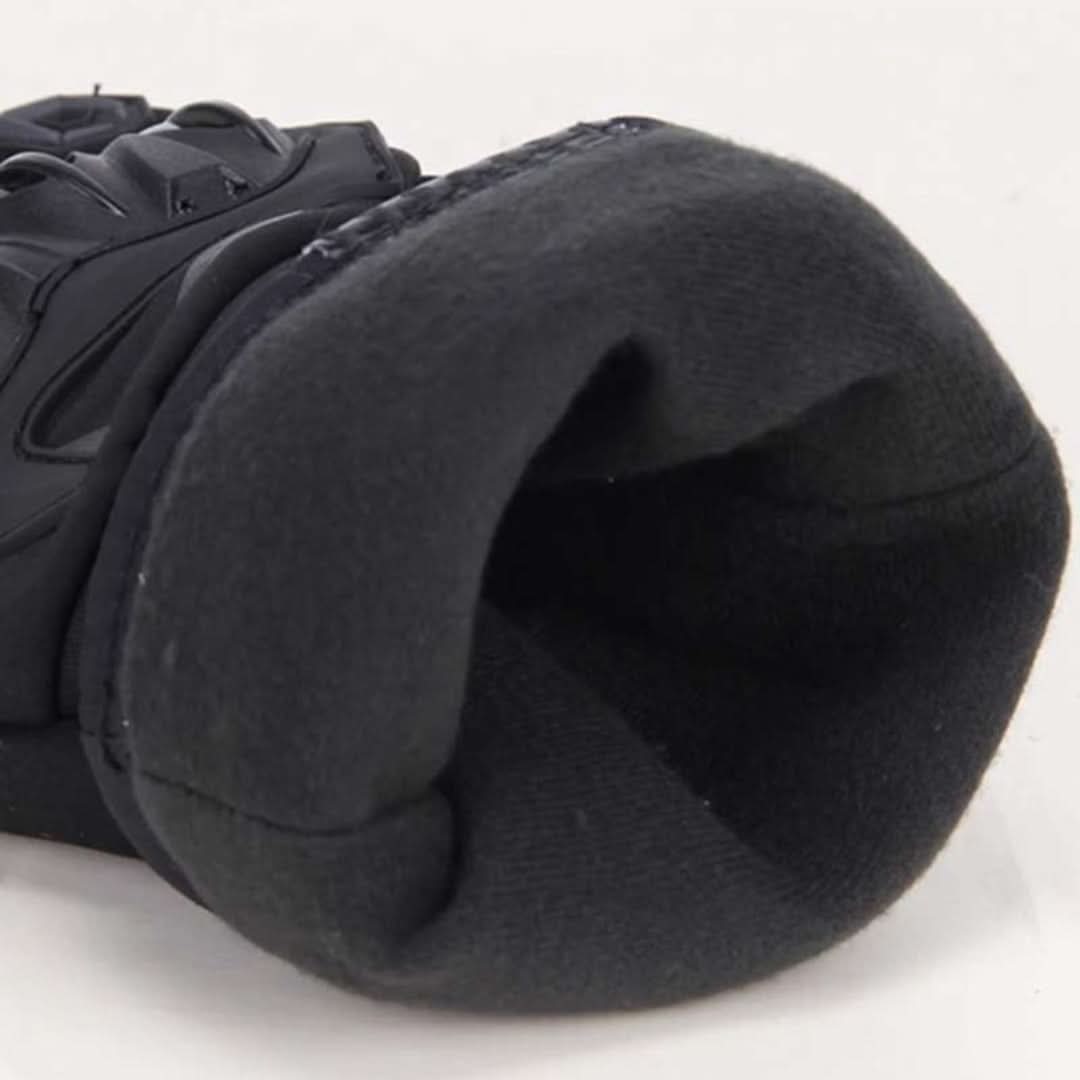 Schwarzer Winterstiefel mit weichem Futter, rutschfeste Sohle, warm und wasserdicht.