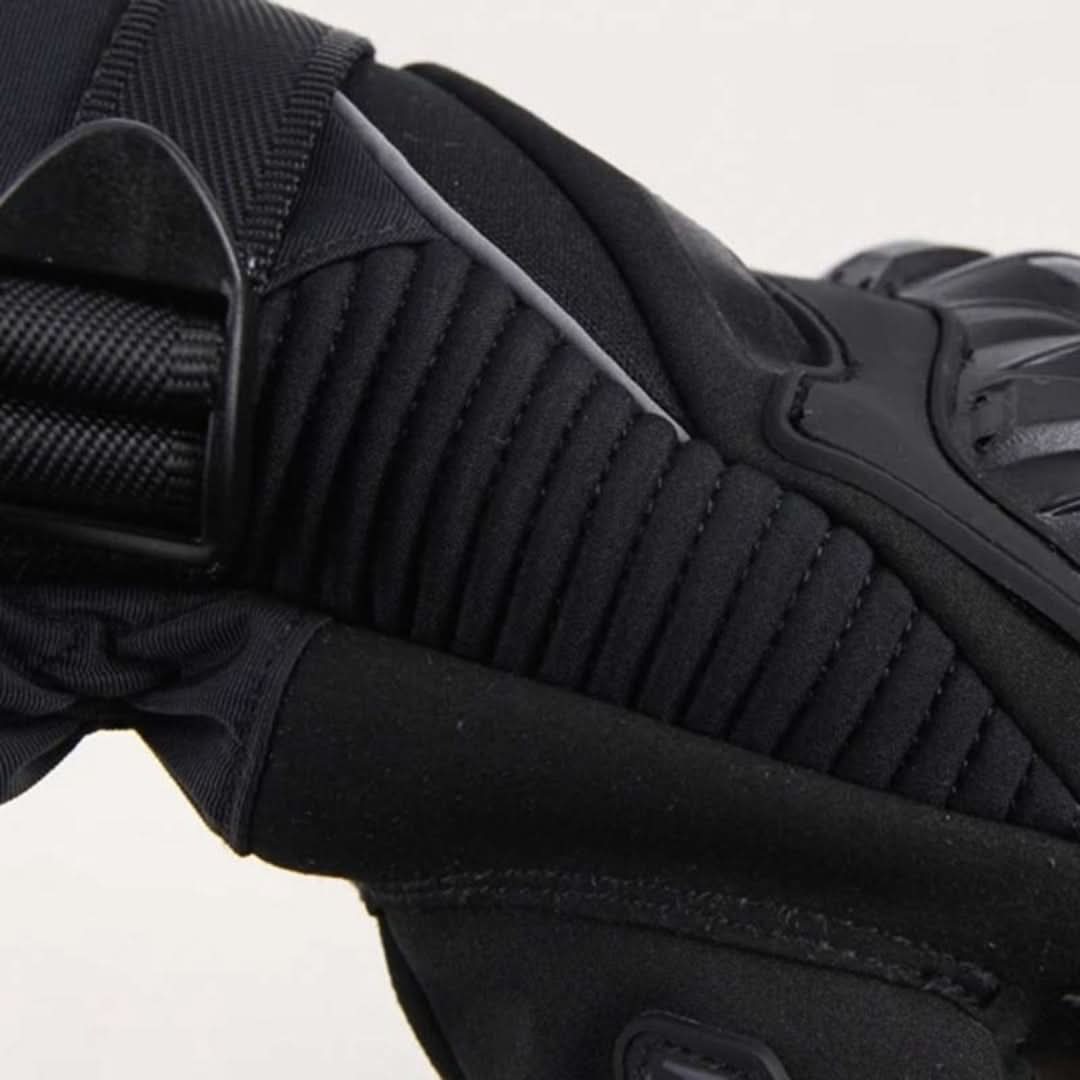 Schwarzer Motorrad-Handschuh, gepolstert, aus Leder und Textil, für sicheren Griff.