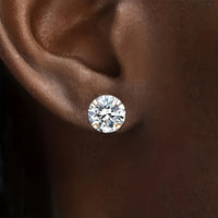 Ohrring mit rundem Diamant, Silberfassung, eleganter Schmuck, Nahaufnahme, Luxusschmuck.