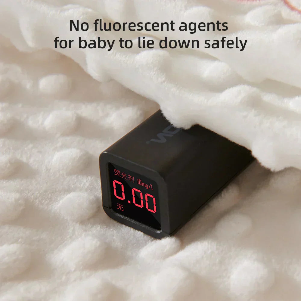 Schwarzes digitales Messgerät auf weißer Decke, rote LED-Anzeige, sicher für Babys.