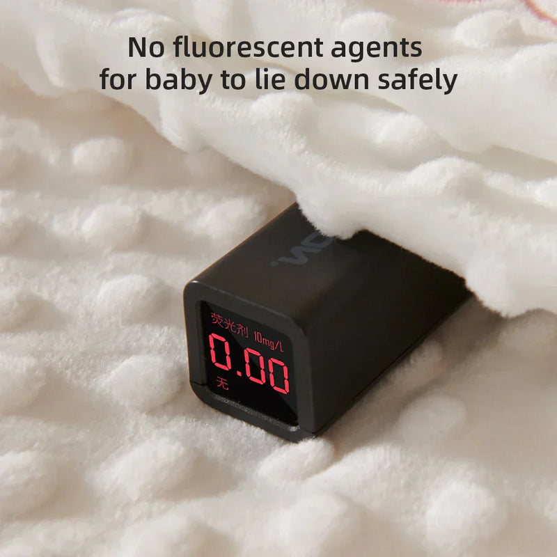 Schwarzes digitales Messgerät auf weißer Decke, rote LED-Anzeige, sicher für Babys.