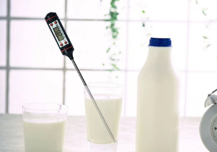 Digitales Küchenthermometer in Glas Milch, Edelstahlsonde, präzise Temperaturmessung.