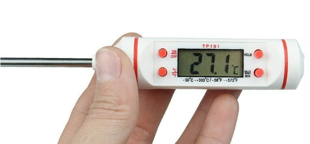 Digitales Küchenthermometer, weiß, Edelstahlsonde, LCD-Anzeige, Temperaturmessung.