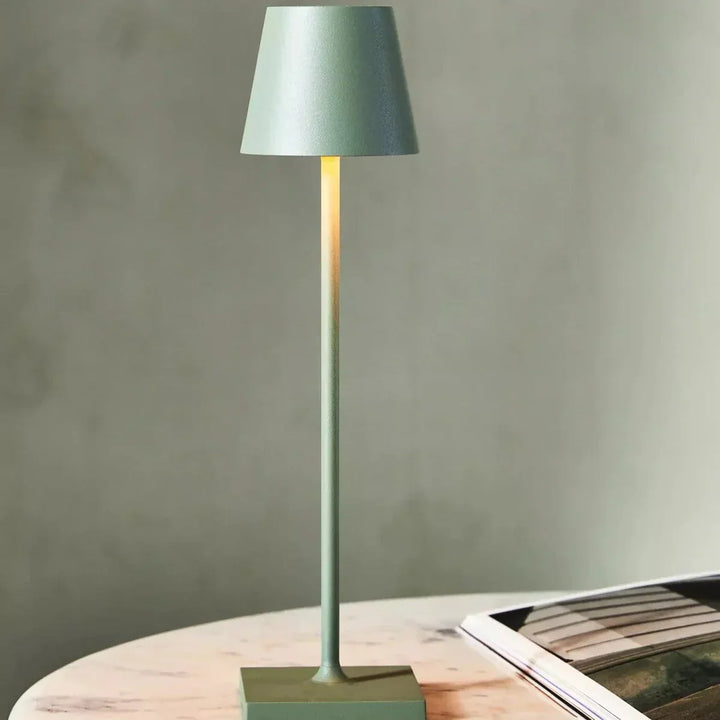 Dimmbarer hoher Tischlampe, mattgrün, modernes Design, ideal für Wohnzimmerbeleuchtung.