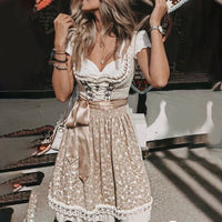 Frau in traditionellem Dirndl, beige mit weißem Muster, Trachtenmode, Oktoberfest-Kleid.