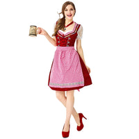 Frau im roten Dirndl mit Bierkrug, traditionelles Oktoberfest-Outfit, weißer Hintergrund.