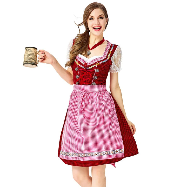 Frau im roten Dirndl mit Bierkrug, traditionelles bayerisches Oktoberfest-Outfit, Trachtenmode.