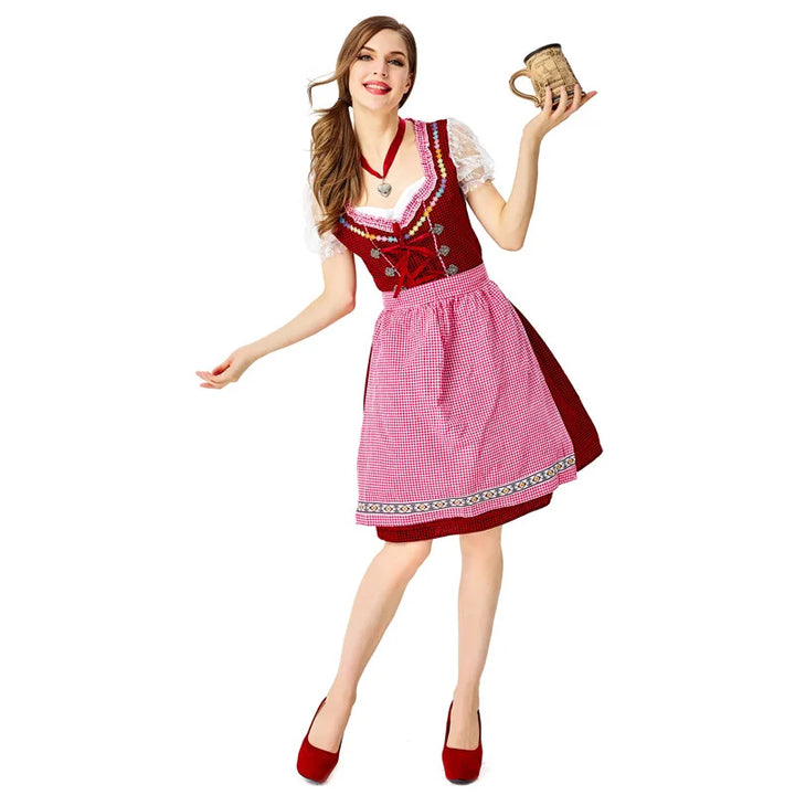 Frau im traditionellen Dirndl mit rotem Rock und Bierkrug, Oktoberfest-Kleidung.