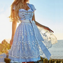 Damen Dirndl Kleid, hellblau, mit Spitze und Stickerei, traditionell, Oktoberfest Mode.