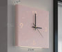 Minimalistische doppelseitige Wanduhr, quadratisch, rosa, mit Beleuchtung, 27x27 cm, leise.