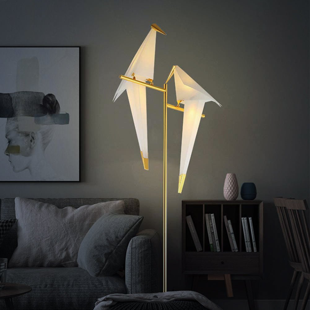 Stehlampe mit zwei origamiartigen Vögeln, modern, weiß-gold, Wohnzimmerbeleuchtung.