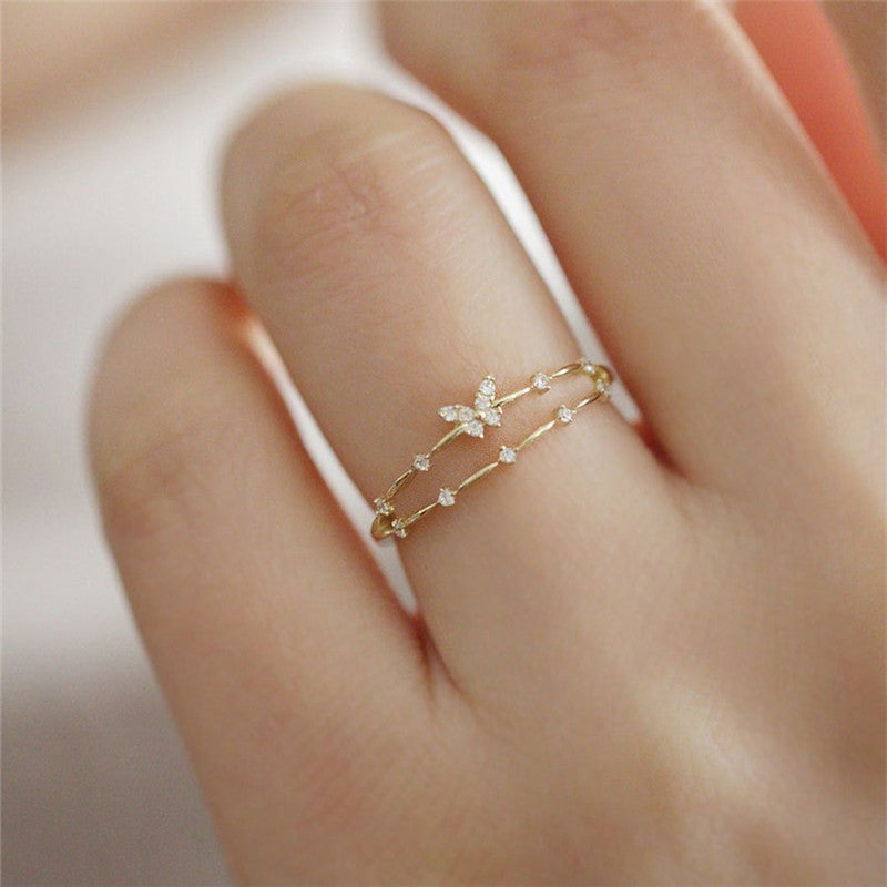 Goldener Damenring mit Diamanten, filigranes Design, eleganter Schmuck, modisches Accessoire.