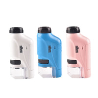 Drei tragbare Mikroskope in Weiß, Blau und Rosa, kompakt, ideal für unterwegs.