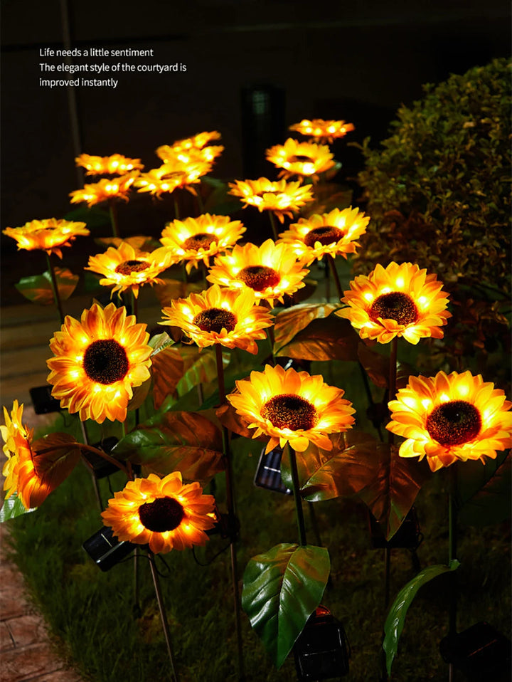 Leuchtende Sonnenblumen-Solarleuchten im Garten, dekorative Außenbeleuchtung, gelb, Nacht.