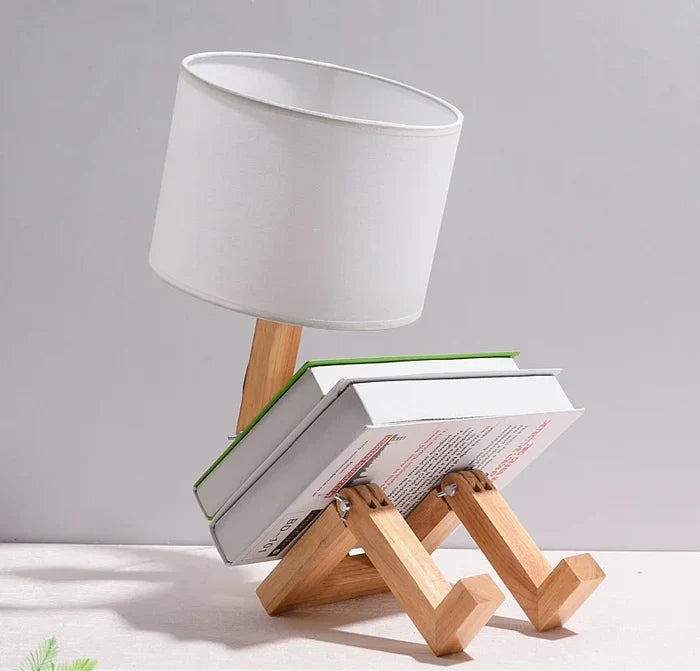 Moderne Tischlampe aus Holz mit Buchdesign, weißer Lampenschirm, kreative Wohnkultur.