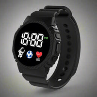 Schwarze Smartwatch mit digitaler Anzeige, Herzfrequenzmesser, Fußballsymbol, Astronautenmotiv.