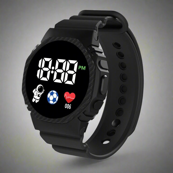 Schwarze Smartwatch mit digitaler Anzeige, Herzfrequenzmesser, Fußballsymbol, Astronautenmotiv.