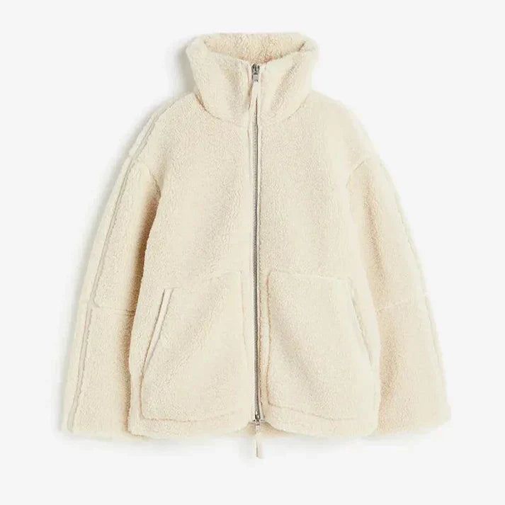 Beige Damen Teddyjacke mit Reißverschluss, warm, flauschig, Wintermode, gemütlich, modisch.