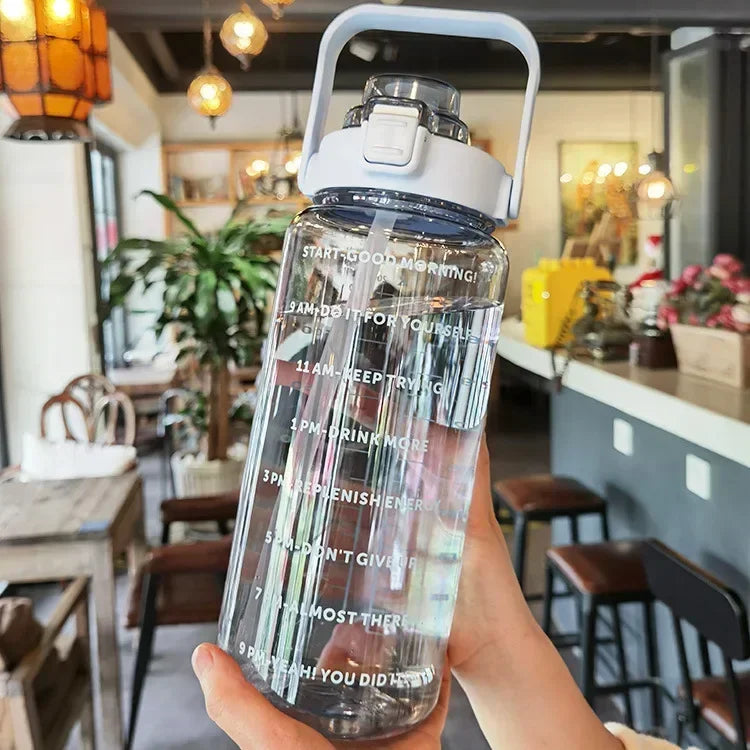 Transparente Wasserflasche mit Zeitmarkierungen, 2 Liter, BPA-frei, Fitness, Hydration.