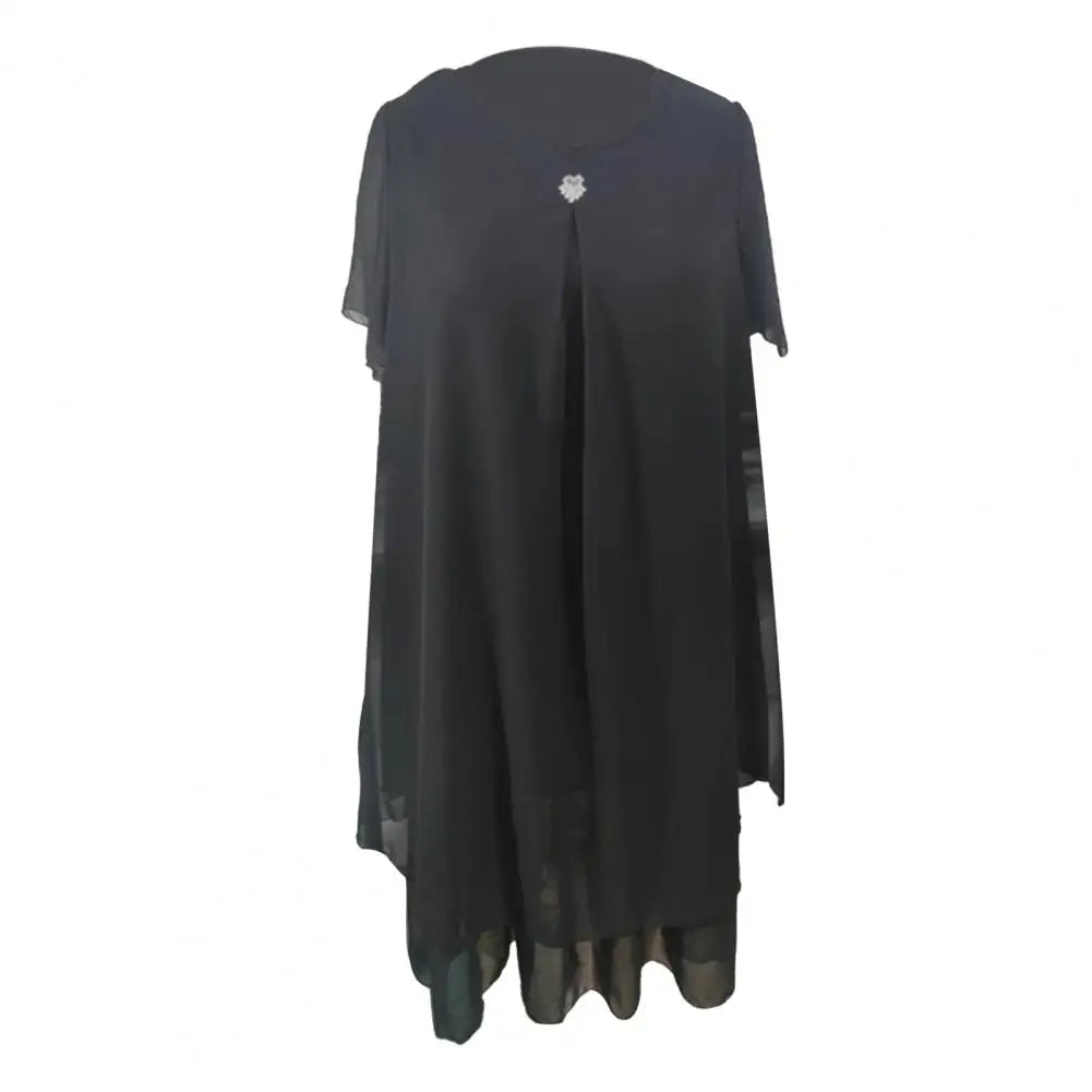 Schwarzes Damenkleid, knielang, mit kurzen Ärmeln und dekorativem Knopf, elegantes Design.