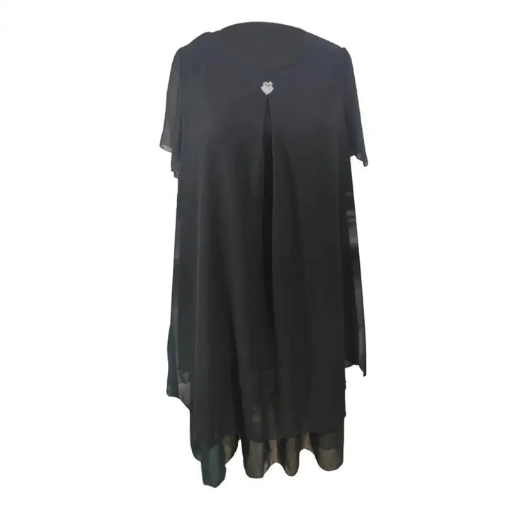 Schwarzes Damenkleid, knielang, mit kurzen Ärmeln und dekorativem Knopf, elegantes Design.