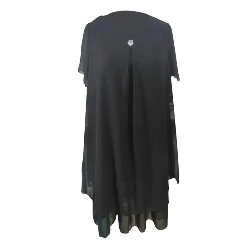 Schwarzes Damenkleid, knielang, mit kurzen Ärmeln und dekorativem Knopf, elegantes Design.