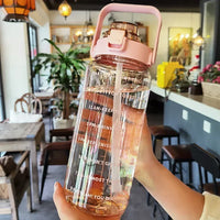 Rosa Wasserflasche mit Zeitmarkierungen, 2 Liter, Kunststoff, für Fitness und Outdoor-Aktivitäten.
