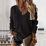 Frau in schwarzem Strickpullover und Shorts, blonde Haare, modische Accessoires.