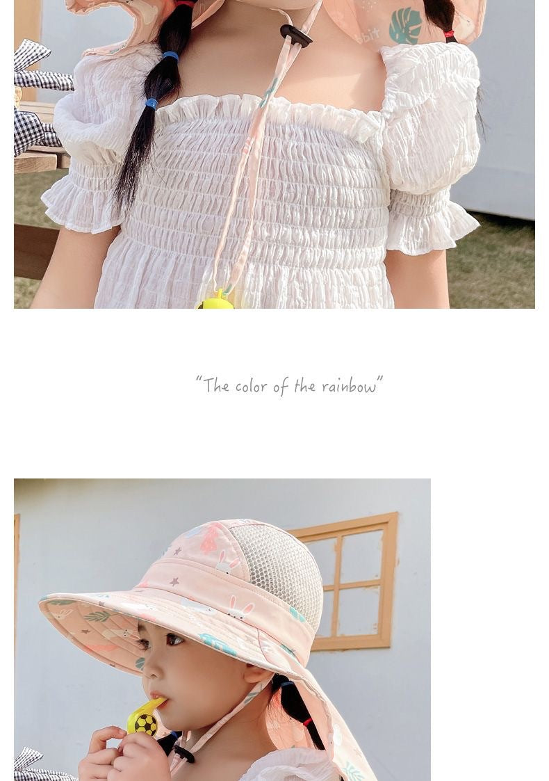 Kleinkind in weißem Kleid mit rosa Sonnenhut, draußen, Sommermode für Kinder.