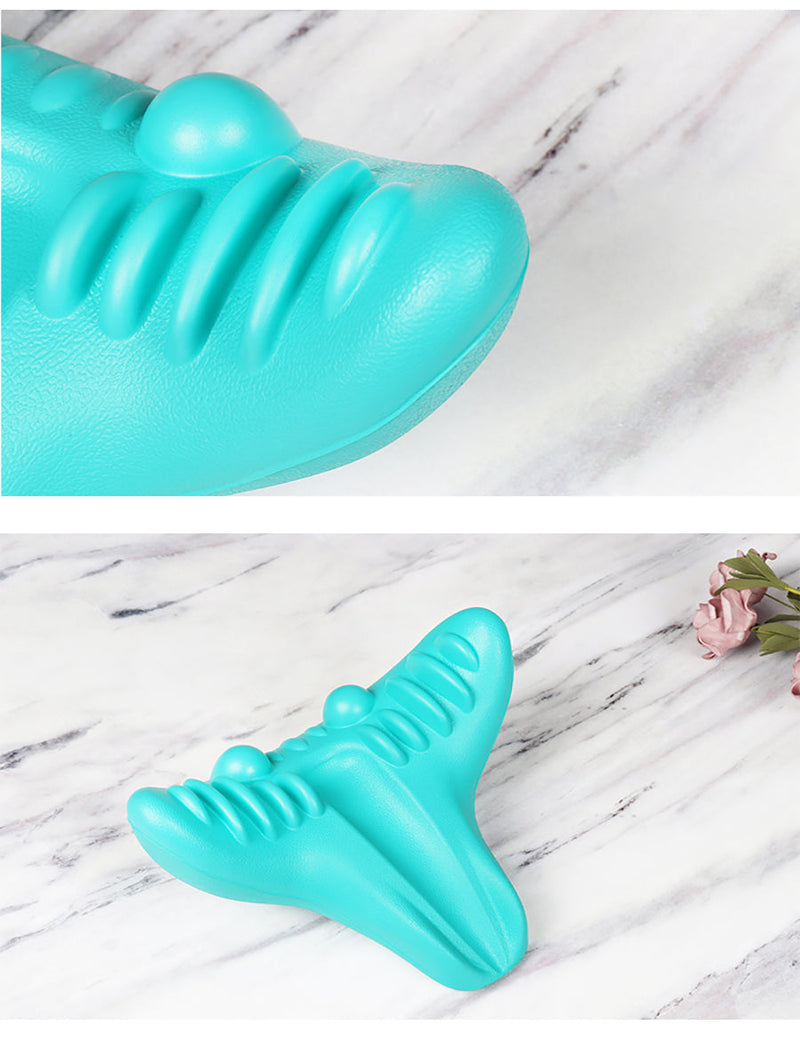 Türkises Massagegerät aus Kunststoff auf Marmorboden, ergonomisches Design, Entspannungstool.